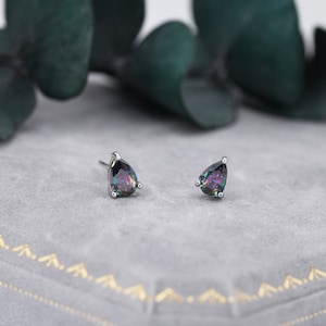 Brincos de pino Mystic Black Droplet de prata esterlina, brincos Aurora Black com lapidação pera, brincos CZ com pedra de nascimento de topázio místico