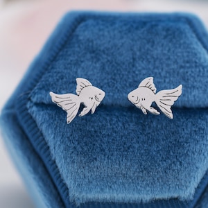 スターリングシルバー、シルバー、ゴールドの金魚スタッドピアス、魚ピアス、自然をモチーフにした動物ピアス