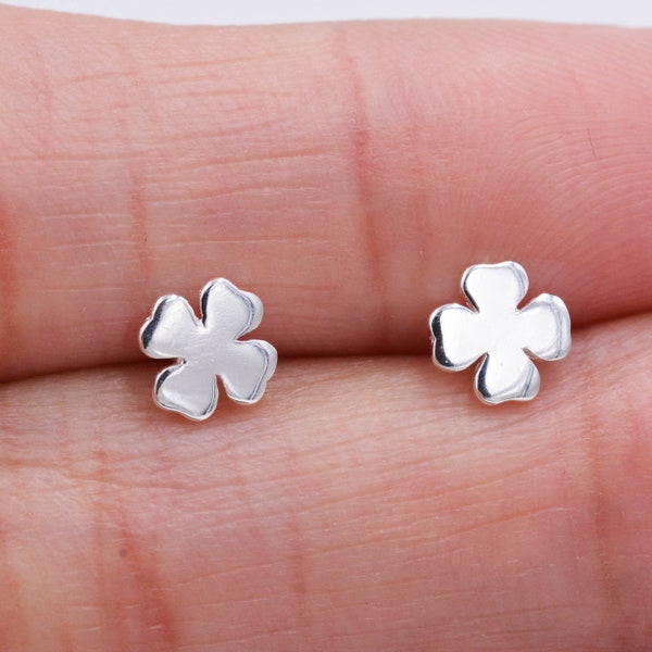 Argent Sterling Little Four Leaf Clover Shamrock Leaf Minimaliste Tiny Stud Boucles d’oreilles, Mignon, Amusant, Simple et Élégant Bijoux