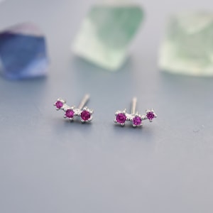 Trio de puces d'oreilles minuscules CZ rose rubis en argent sterling, argent ou or, minuscules boucles d'oreilles géométriques trois étoiles CZ, boucles d'oreilles superposables