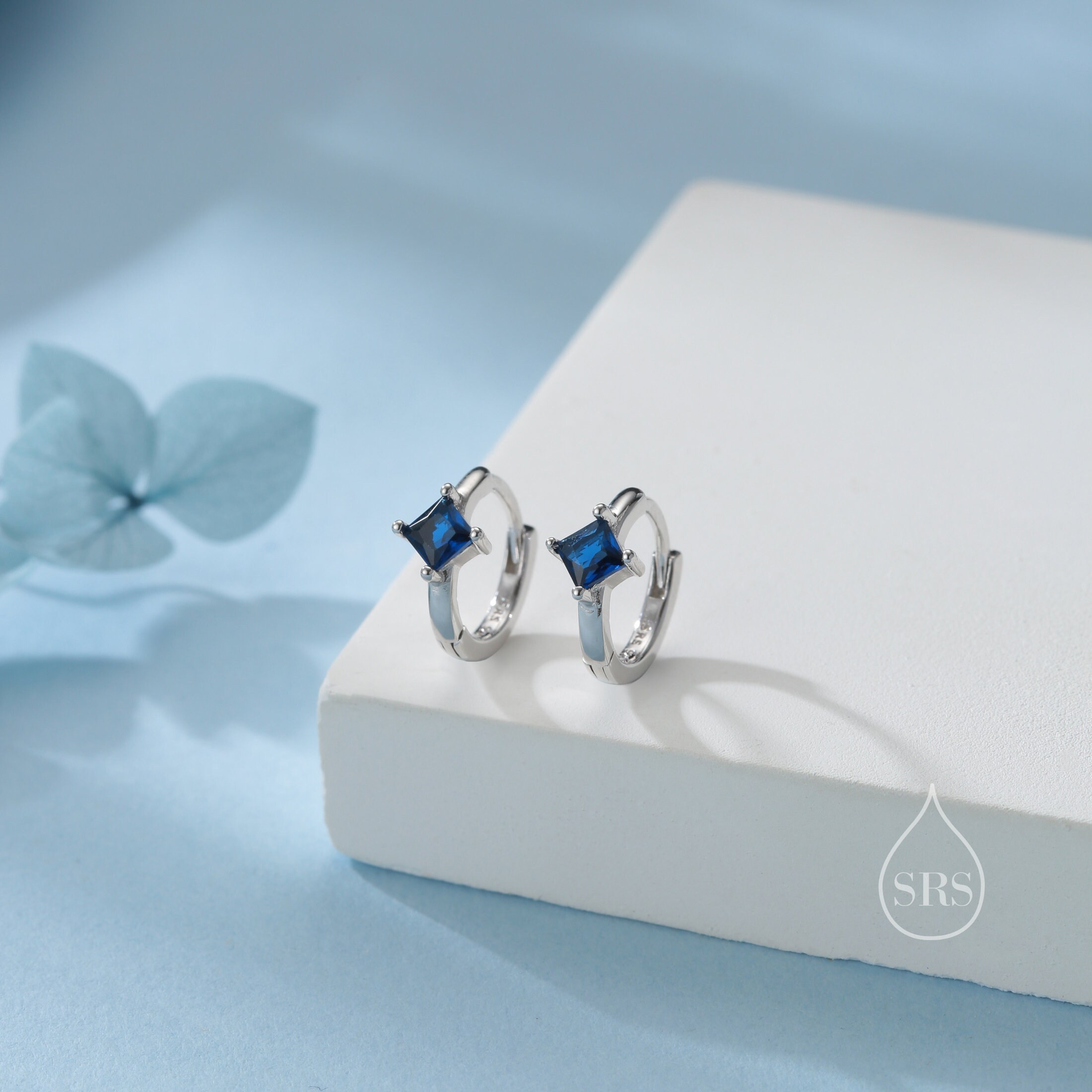 Orecchino a cerchio Huggie in argento sterling