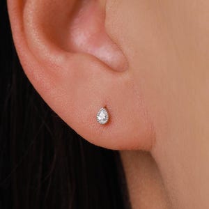 Pendientes pequeños de gota de circonita cúbica en plata de ley, con circonita cúbica de corte pera extrapequeña, apilables, con bisel punteado y diseño de inspiración vintage.