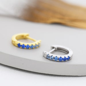 Sapphire Blau Ombre CZ Huggie Creolen in Sterling Silber, Silber oder Gold, Minimalistische Creolen, 8 mm Creolen, Knorpel Creolen, Farbverlauf