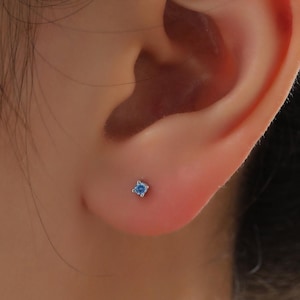 Extra kleine 2 mm aquamarijnblauwe zirkonia oorbellen in sterlingzilver, zilver of goud, nauwelijks zichtbare oorbellen, 2 mm blauwe oorbellen