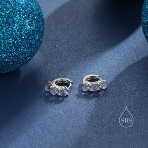 Huggie Hoops extra piccoli in pietra di luna da 6 mm in argento sterling, pietra di luna da laboratorio da 3 mm, orecchini a cerchio delicati per cartilagine, orecchini opali