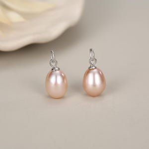 Örhängen i sterlingsilver med rosa pärlor och berlocker för örhängen