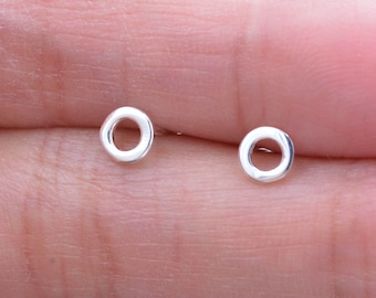 Petite paire de petites boucles d'oreilles en argent sterling à motif géométrique minimaliste, petit cercle ouvert, design délicat et délicat