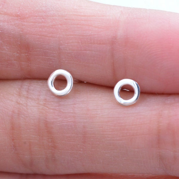 Petite paire de petites boucles d'oreilles en argent sterling à motif géométrique minimaliste, petit cercle ouvert, design délicat et délicat