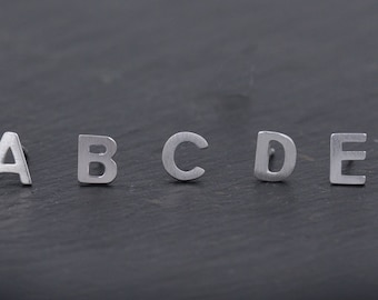 UN piccolo orecchino personalizzato con iniziale in argento sterling singolo con lettera dell'alfabeto e monogramma per il suo regalo perfetto