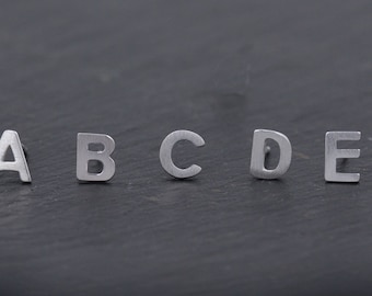 EINE kleine Initial Stud Single Sterling Silber personalisierte Ohrring Alphabet Buchstabe Monogramm Schmuck für ihr perfektes Geschenk