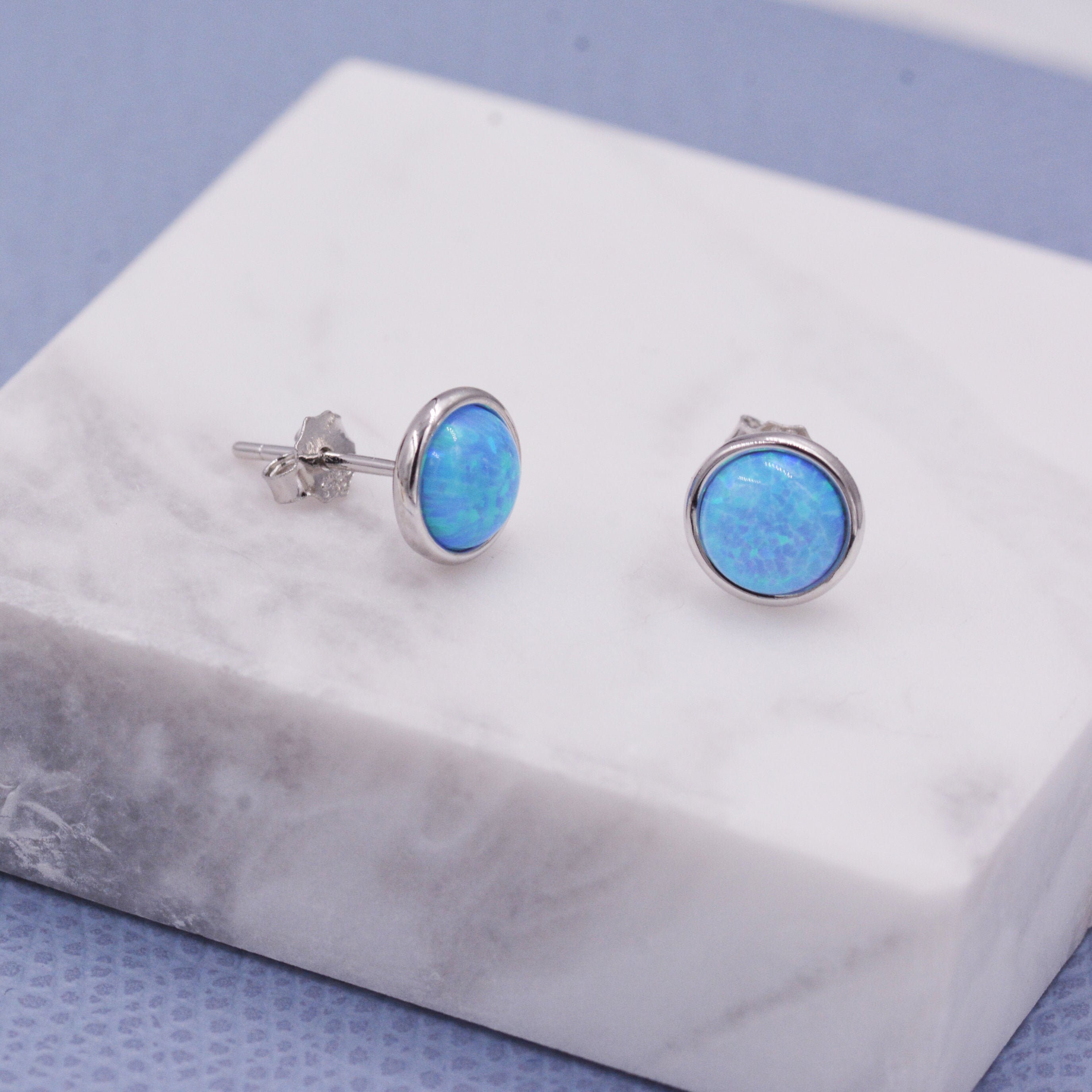 Orecchini a bottone in opale blu: argento sterling con texture fusa