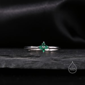 Smaragd grün CZ Hortensien Blume Minimalist Ring in Sterling Silber, Vier Kristall Blume Ring, kleine CZ Ring, US Größe 5-8