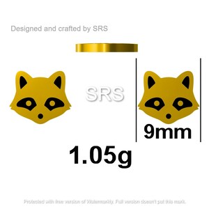 Pode incluir: Encanto de guaxinim dourado com olhos e nariz pretos. O encanto tem 9 mm de tamanho e pesa 1,05 gramas. Projetado e elaborado por SRS.