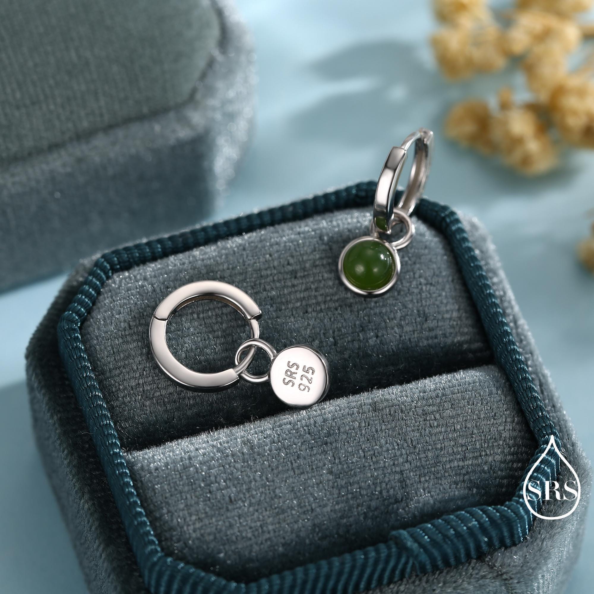 Orecchini a cerchio semi-perlacei in giada verde giadeite in oro 14 carati - Italia