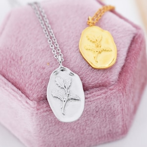 Collana con ciondolo ovale a forma di fiore di agrifoglio in argento sterling, argento o oro, fiore di nascita di dicembre, collana con disco di margherita ispirato alla natura