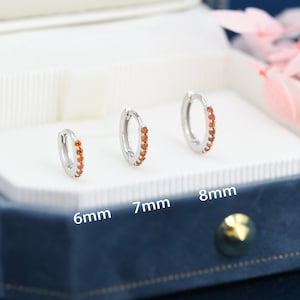Orecchini a cerchio Huggie in cristallo CZ rosso granato in argento sterling, argento o oro, orecchini a cerchio minimalisti da 6 mm, 7 mm e 8 mm, pietra portafortuna di gennaio