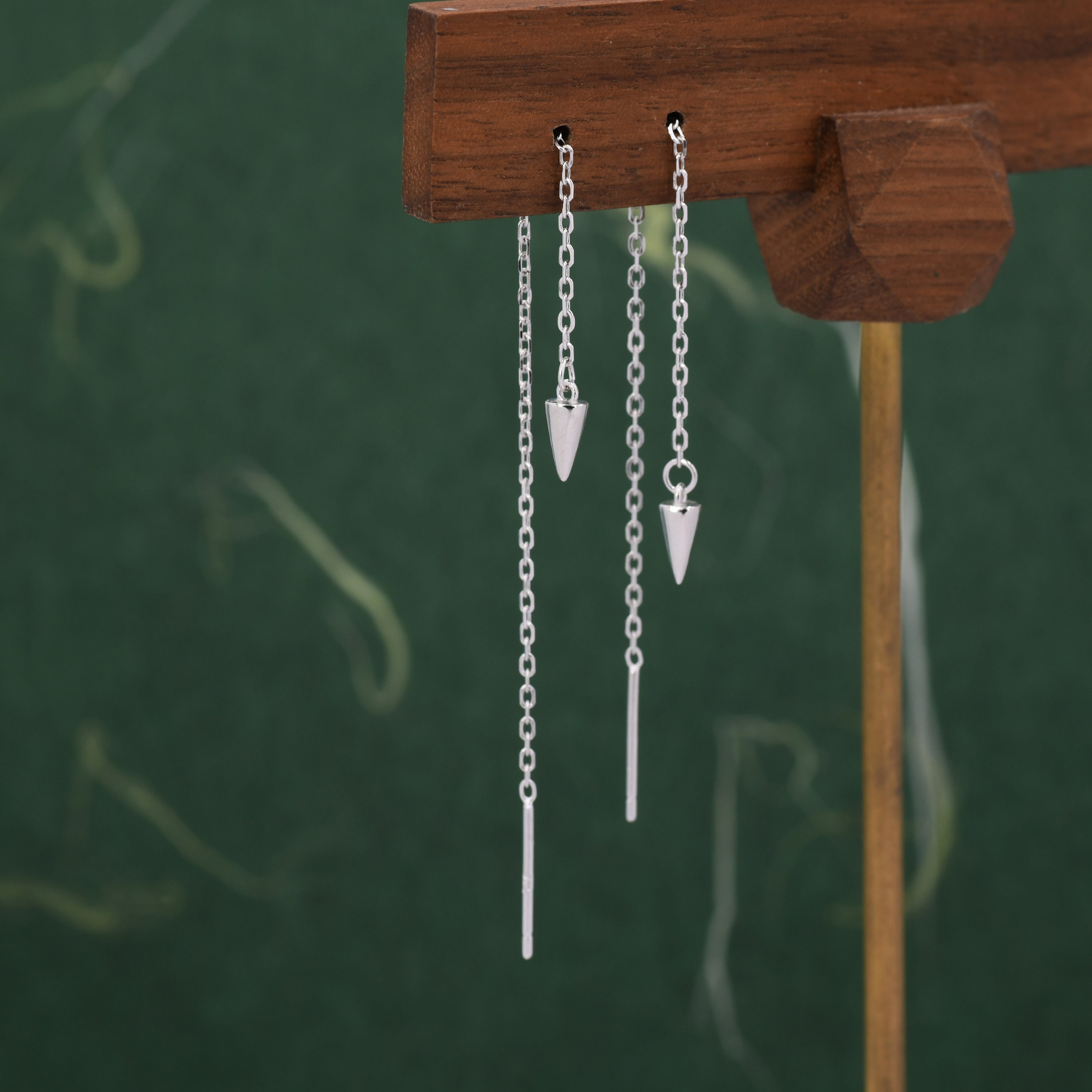 Orecchini minimalisti con arco e freccia in argento sterling. Orecchini con freccia in argento sterling. Orecchini pendenti in argento sterling. Orecchini con freccia in argento. - Italia