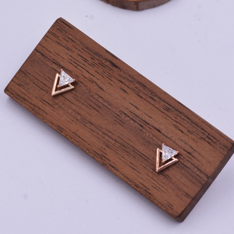 Piccoli orecchini a bottone con punta di freccia e freccia a doppio triangolo, oro rosa su argento sterling, design minimalista geometrico Chevron immagine 2