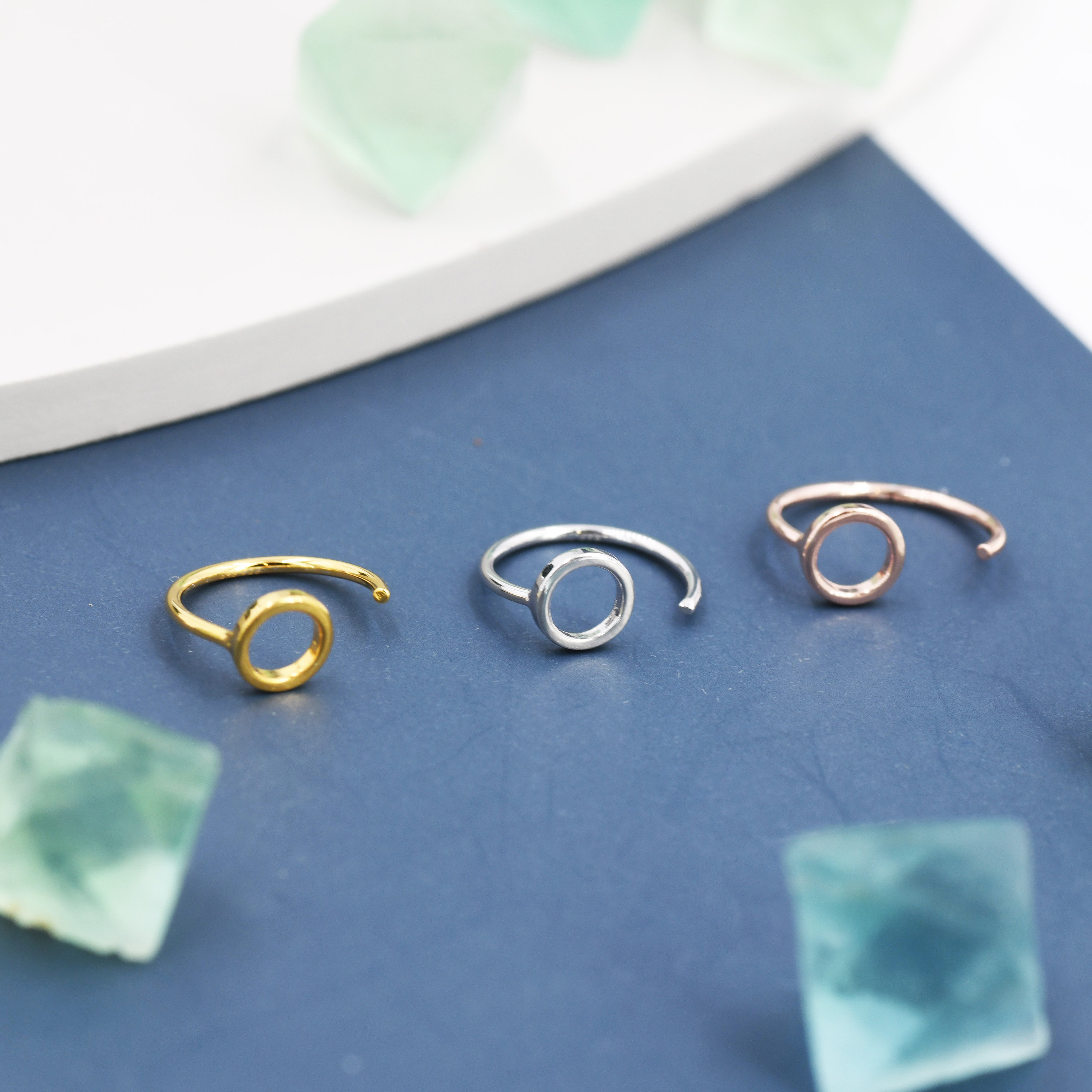 Winzige Kreis Huggie Hoop Ohrringe in Sterling Silber, Kreis Ohrringe, Offene Hoops, Durchzieher Threader Ohrringe, Halb Hoop Ohrringe