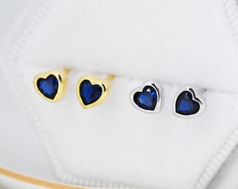 Pequeños pendientes de corazón con circonita cúbica azul zafiro en plata de ley, plata u oro, pendientes de corazón de cristal azul, pendientes apilables