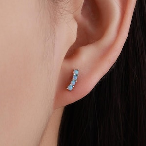 Små små böjda opalörhängen i sterlingsilver, silver eller guld, blå opal eller vit opal, opalörhängen