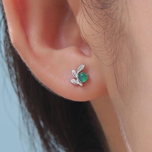 Pendientes de hoja pequeña con ónix verde natural en plata de ley, plata, oro u oro rosa. Pendientes de hoja de olivo pequeña.
