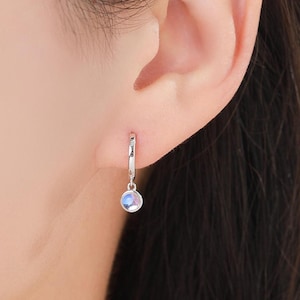 Dangle Moonstone Huggie Hoop in sterlingzilver, zilver of goud, gesimuleerde maansteen hoepels, minimalistische hoepels, maansteen munt hoepels