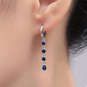 Aros colgantes con circonita azul zafiro en plata de ley, plata u oro, con forma de aro, geométricos.