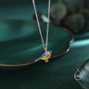 Halskette mit Anhänger in Form einer winzigen Blaumeise aus Sterlingsilber, Silber oder Gold, Halskette mit Blaumeise und Silberemaille, Silberne Vogelkette