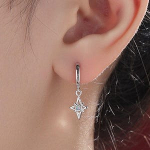Winzige Opal Starburst Huggie Hoop Ohrringe in Sterling Silber, Silber, Gold oder Rosegold, Nordstern Ohrringe, Sunburst Ohrringe mit Lab Opal