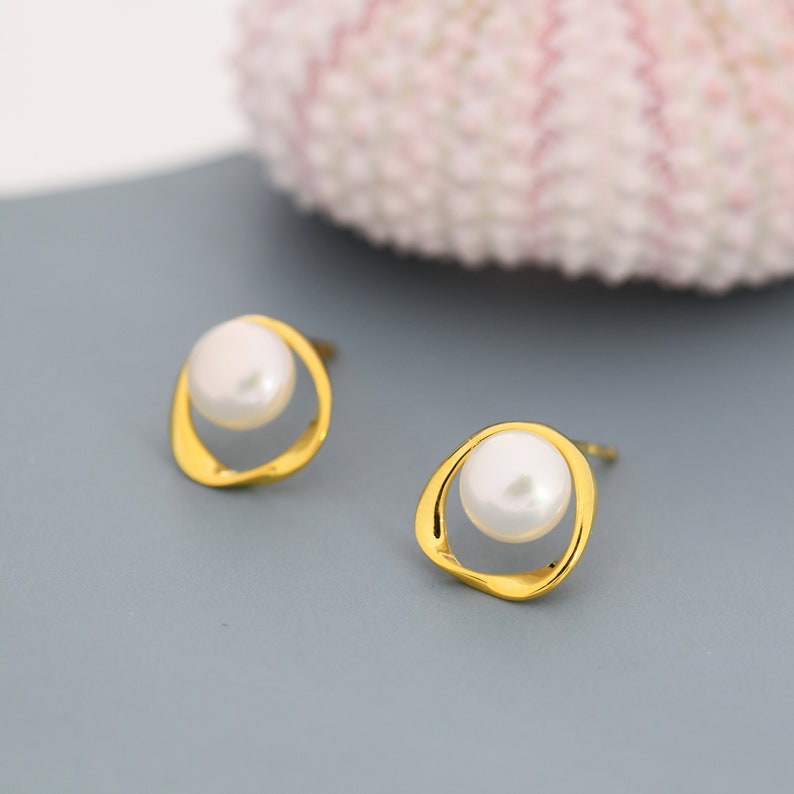 Orecchini a bottone con perle d'acqua dolce autentiche e cerchio Mobius in argento sterling, delicati orecchini Halo con perle Keshi, perle d'acqua dolce autentiche immagine 2