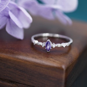 Vintage inspirierter Amethyst Lila CZ Ring aus Sterling Silber, Marquise Ring, Zarter Amethyst Ring, Größe US 5 - 8