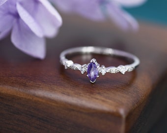 Vintage inspirierter Amethyst Lila CZ Ring aus Sterling Silber, Marquise Ring, Zarter Amethyst Ring, Größe US 5 - 8