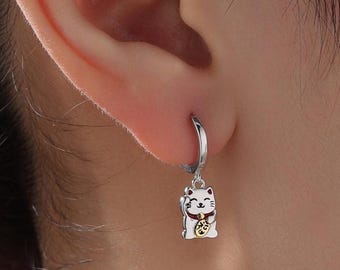 とってもキュートな日本の招き猫のハギーイヤリング（スターリングシルバー製） - かわいい招き猫、手を振る猫のフープ