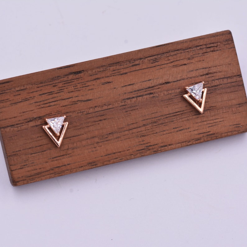 Piccoli orecchini a bottone con punta di freccia e freccia a doppio triangolo, oro rosa su argento sterling, design minimalista geometrico Chevron immagine 1