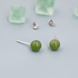 Orecchini a goccia di giada verde con design in pizzo. Orecchini di