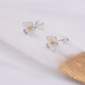 Sterling Silver Forget-me-not Flower Stud Earrings, Nature Inspired Blossom Earrings, Cute and Quirky imagem 5