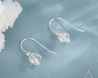Delicate sneeuwklokje bloem oorbellen in sterlingzilver, zilver en goud, op de natuur geïnspireerde bloemoorbellen, januari geboorte bloem, botanisch