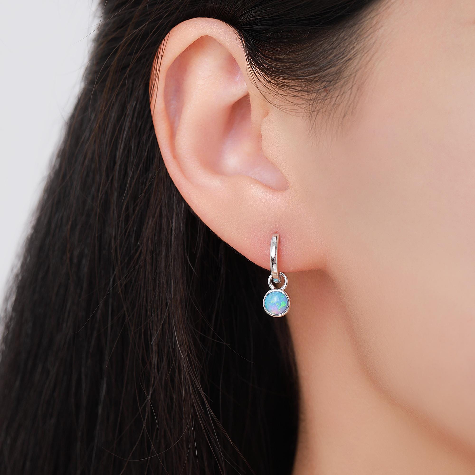 Orecchini a cerchio in argento sterling con opale blu