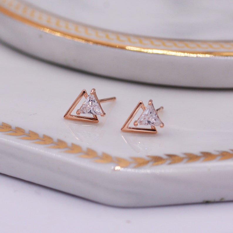 Piccoli orecchini a bottone con punta di freccia e freccia a doppio triangolo, oro rosa su argento sterling, design minimalista geometrico Chevron immagine 4