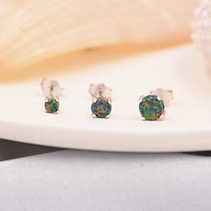 スターリングシルバーのブラックオパールスタッドピアス - 3サイズ - ラボオパールスタッドピアス - 半貴石