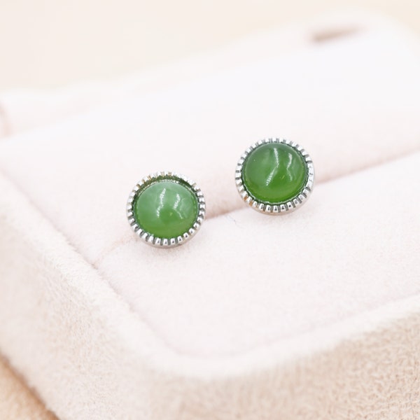 Aretes de jade natural en plata esterlina, aretes de jade verde, aretes de jade genuino con engaste de bisel punteado