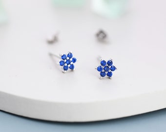Paar Sehr kleine Saphir Blau CZ Blumen Ohrstecker in Sterling Silber, Silber oder Gold, Kristall Blumen Ohrringe, Stapel Ohrringe