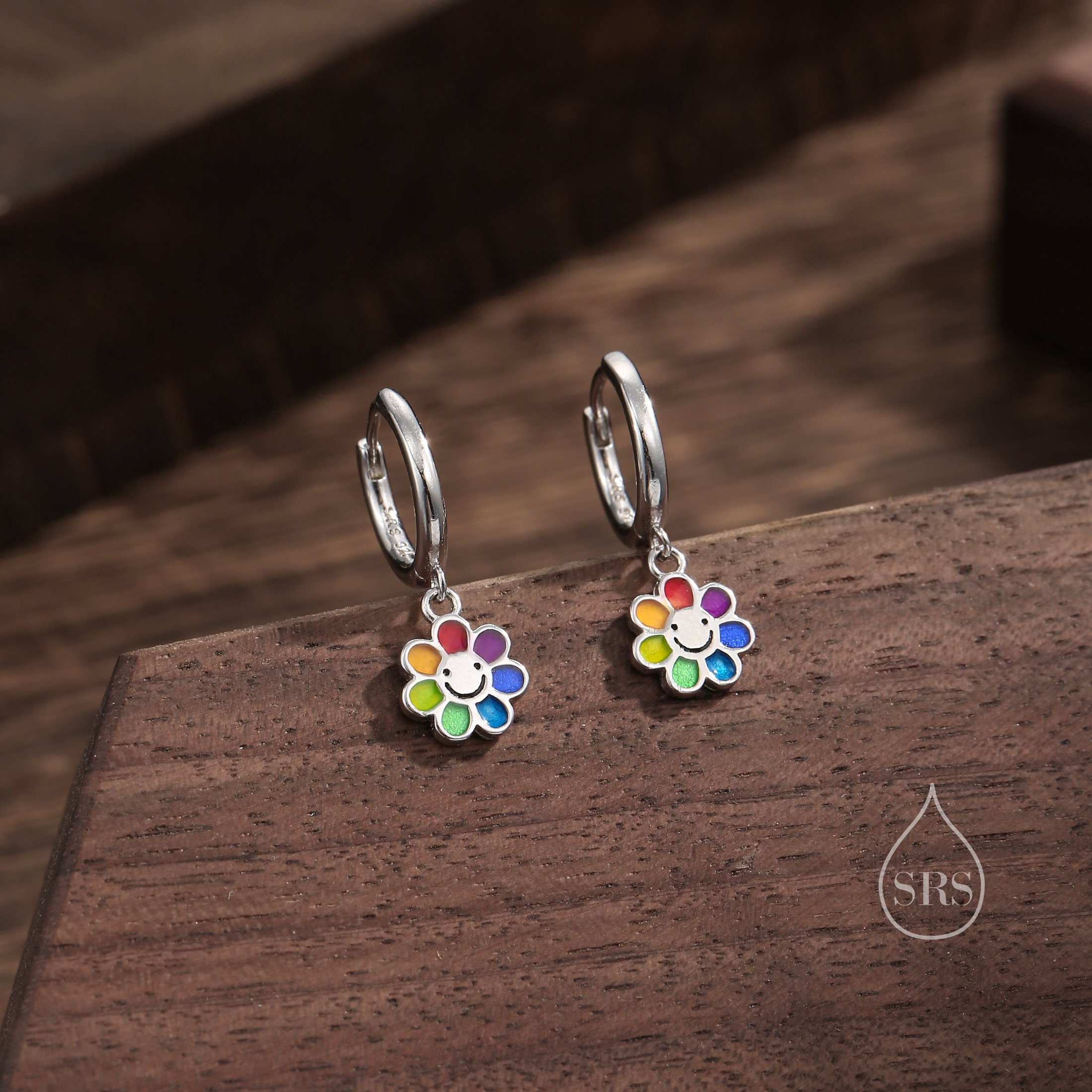 Orecchini a cerchio con fiore sorridente smaltato in argento sterling, orecchini con fiore arcobaleno in argento, orecchini a cerchio con fiore multicolore in argento sterling - Italia