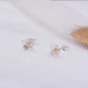 Sterling Silver Forget-me-not Flower Stud Earrings, Nature Inspired Blossom Earrings, Cute and Quirky imagem 3
