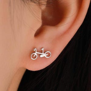 Orecchini a bottone a forma di bicicletta in argento sterling, graziosi orecchini a bottone a forma di bicicletta, finitura argento, oro o oro rosa, graziosi e particolari orecchini a bottone