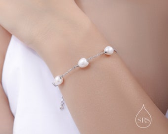 Peut inclure: Un bracelet délicat en argent avec quatre perles blanches. Le bracelet a un design simple et est parfait pour tous les jours.