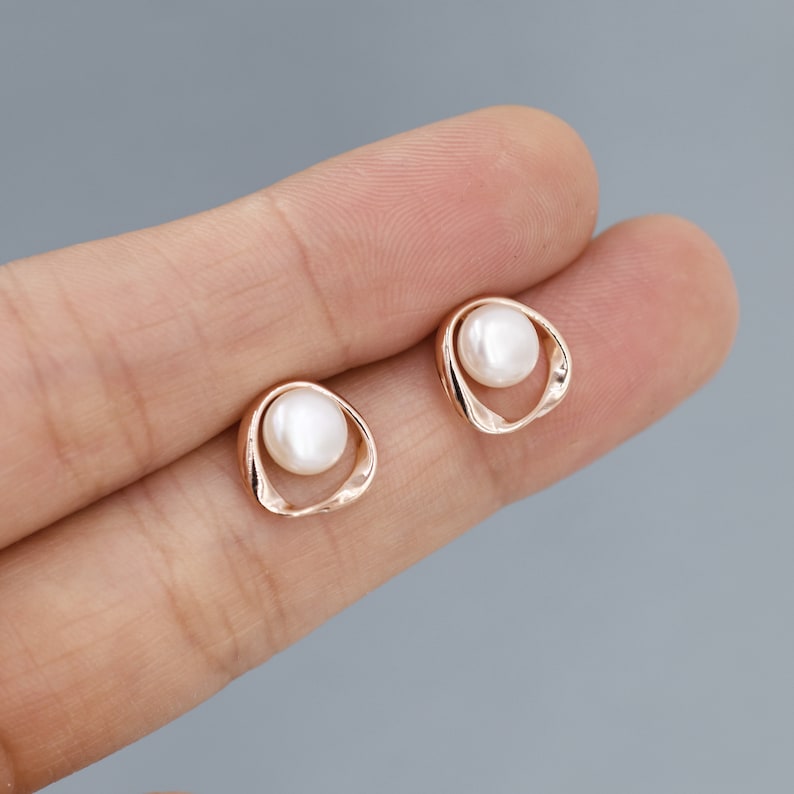 Orecchini a bottone con perle d'acqua dolce autentiche e cerchio Mobius in argento sterling, delicati orecchini Halo con perle Keshi, perle d'acqua dolce autentiche immagine 4