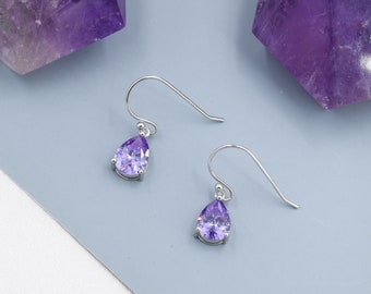 Amethyst Lila Pear Cut CZ Tropfen Ohrringe in Sterling Silber, Silber oder Gold, Lila Lila Tropfen Ohrringe