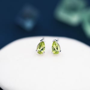 Brincos de pino com peridoto genuíno em prata esterlina, brincos de pino em formato de gota de 3 x 5 mm, brincos minúsculos de peridoto, pedra do mês de agosto